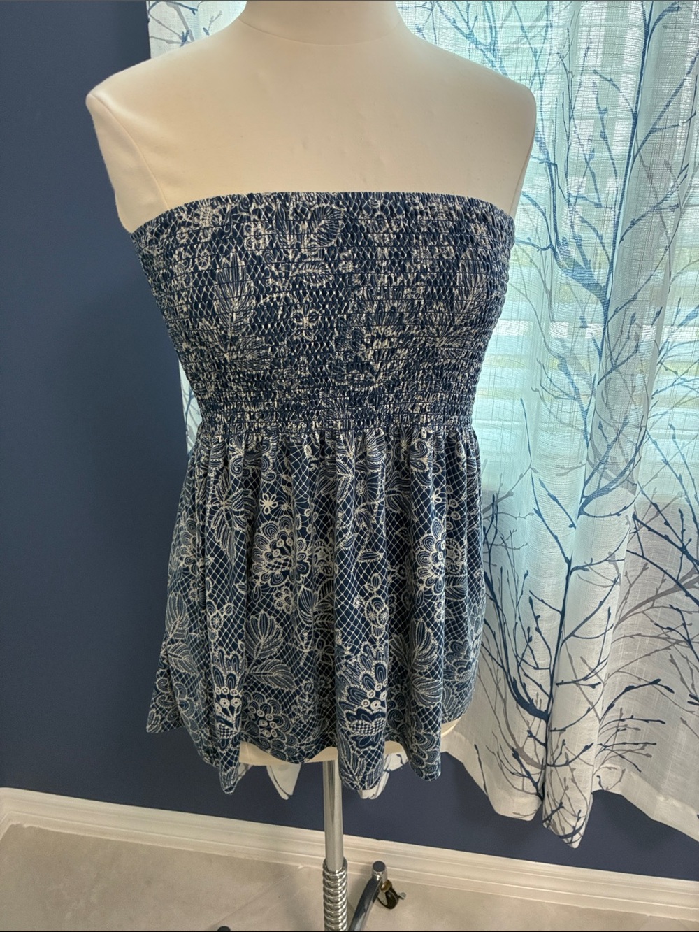 Iwollence Strapless Navy Blue Smocked Floral Top